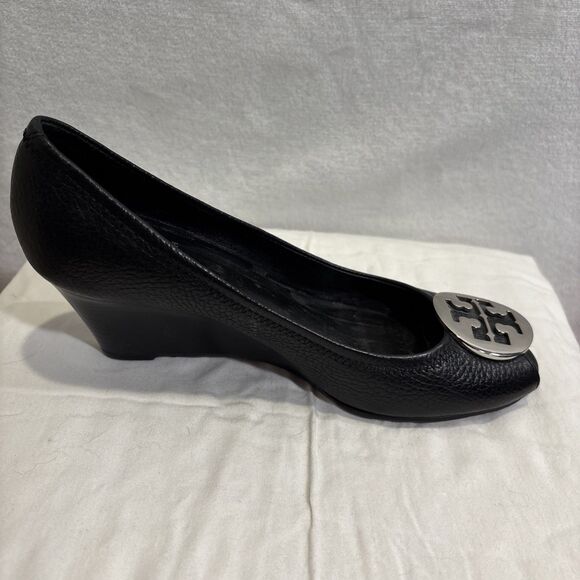 Tory Burch Peep Toe Sally Wedge Pumps 8M Black Pebble Silver Logo Leather Shoes - Picture 13 of 15